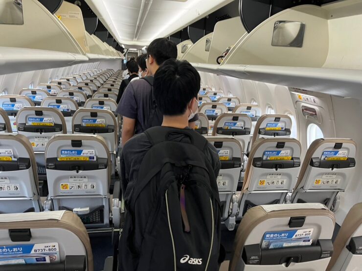 飛行機の機内。北海道へ向かう生徒たち