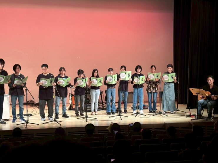 ステージで合奏する岐阜開成学院の生徒たち（文化祭・岐阜市）