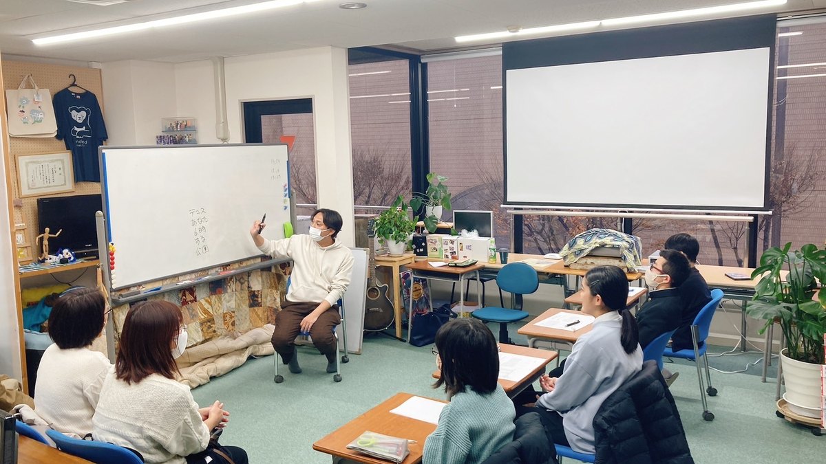 岐阜開成学院の教室で学ぶ生徒たち