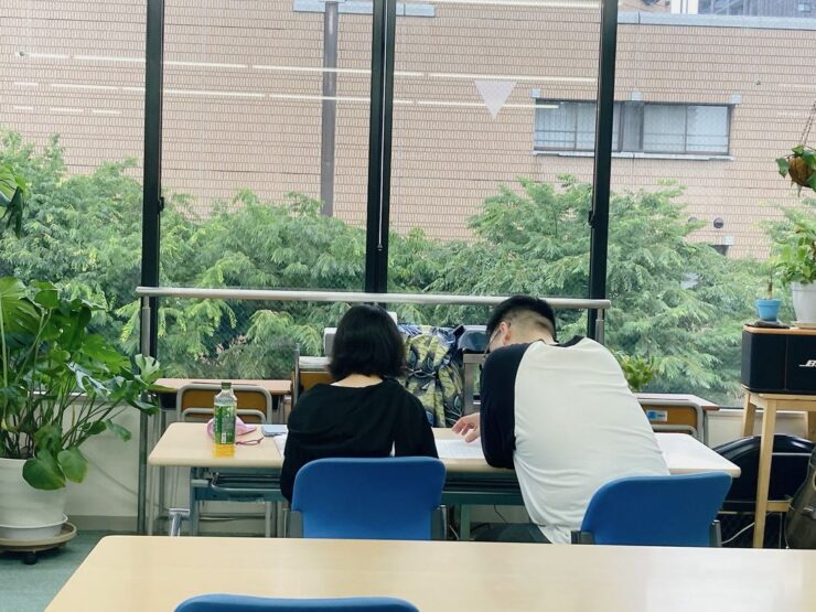 窓際の席で自分のペースで学ぶ生徒(岐阜開成学院・岐阜市)