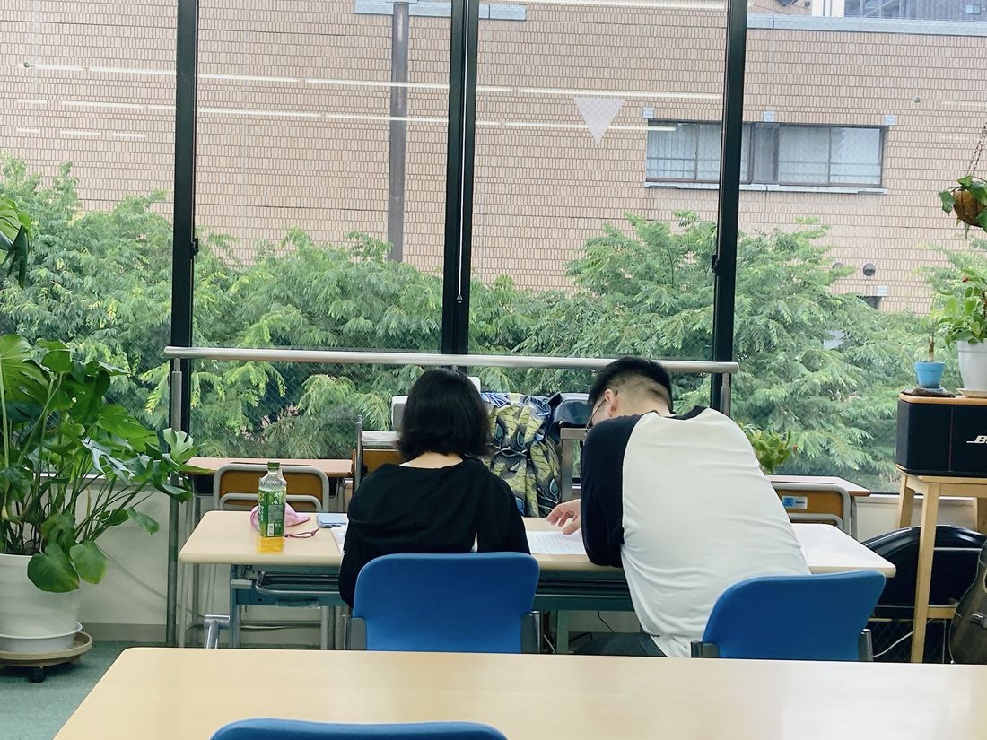 岐阜開成学院の教室で並んで学ぶ生徒(岐阜市・少人数の通信制サポート)