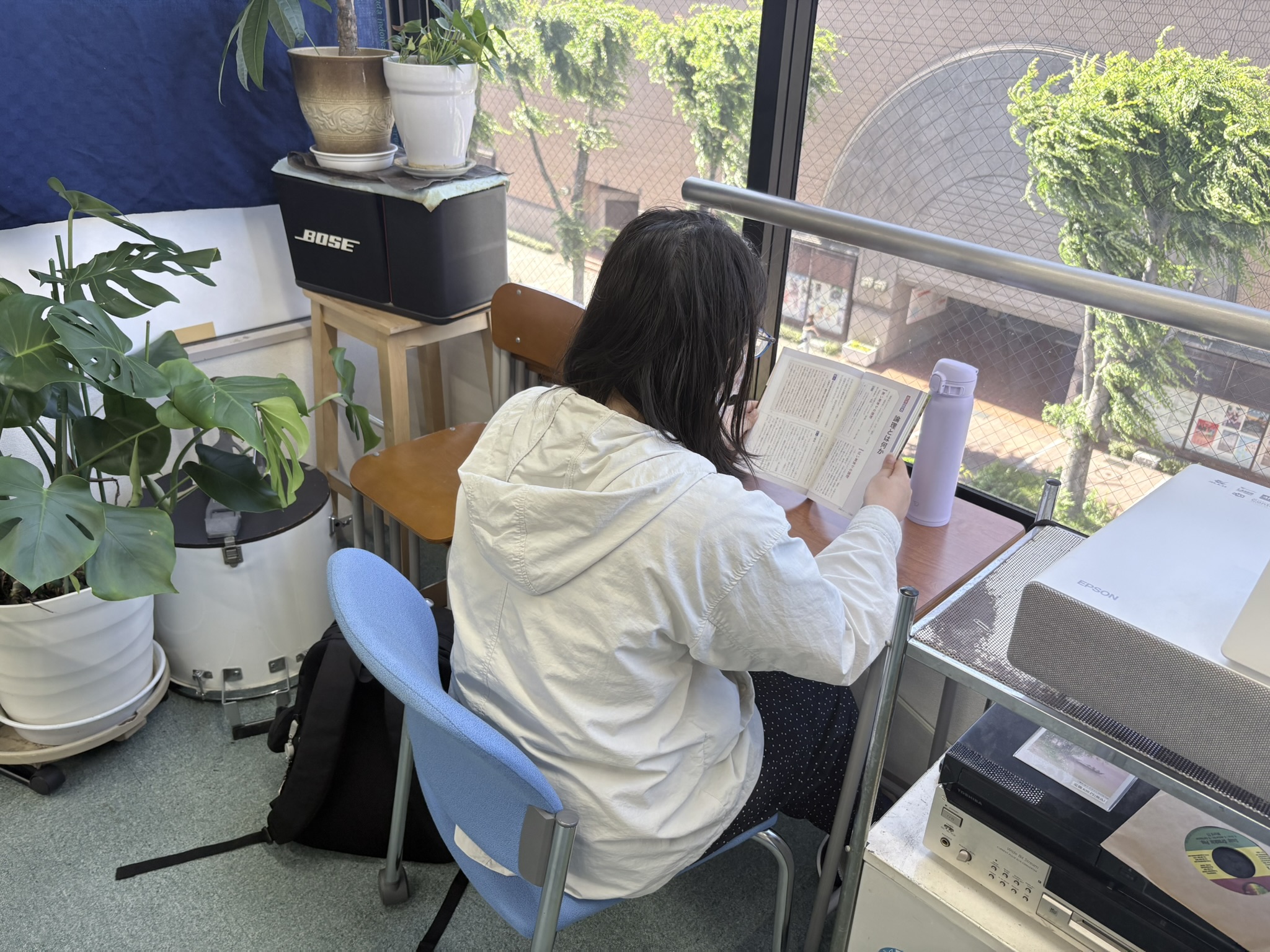 窓辺で自分のペースで学ぶ生徒(起立性調節障害に配慮した学習環境・岐阜)