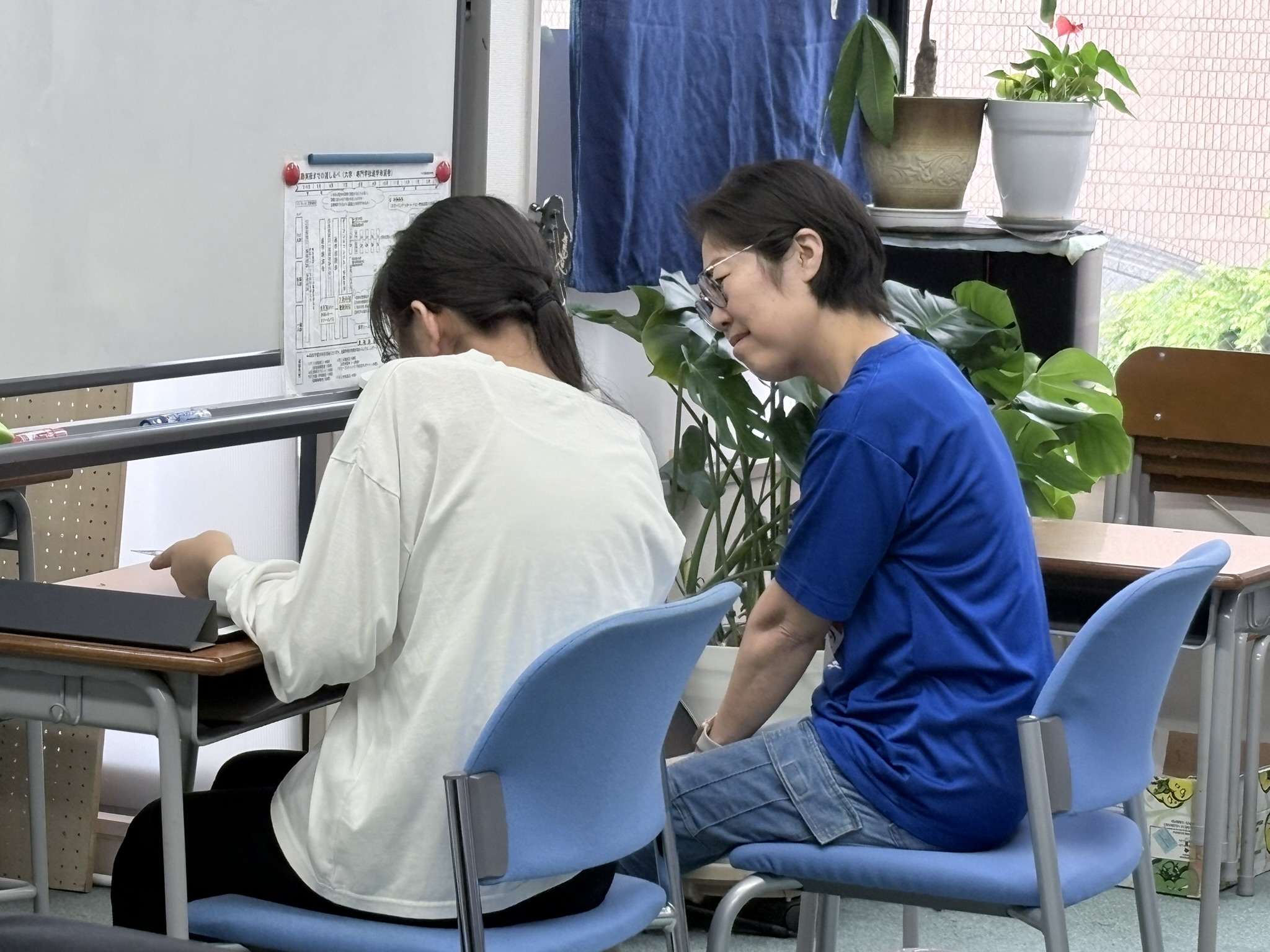 生徒に寄り添い個別に対応する岐阜開成学院の職員(対話型・少人数)