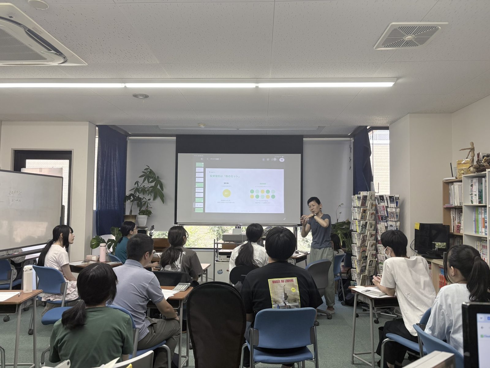 岐阜開成学院の生授業「お金の授業」で投資信託について学ぶ様子