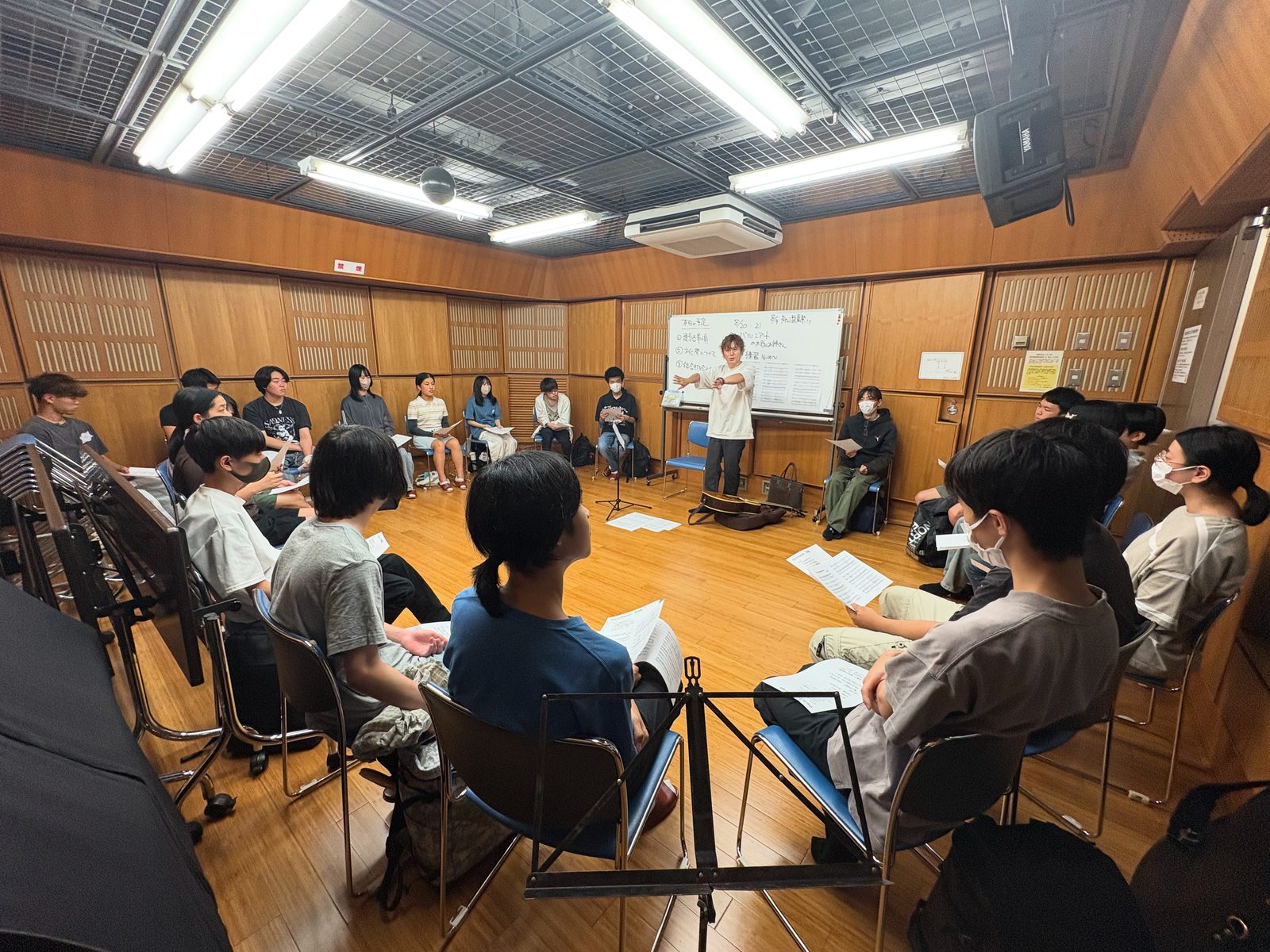 岐阜開成学院の音楽講座で車座になって話す生徒たち