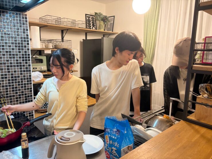 借り上げた一軒家のキッチンで夕食をつくる生徒たち