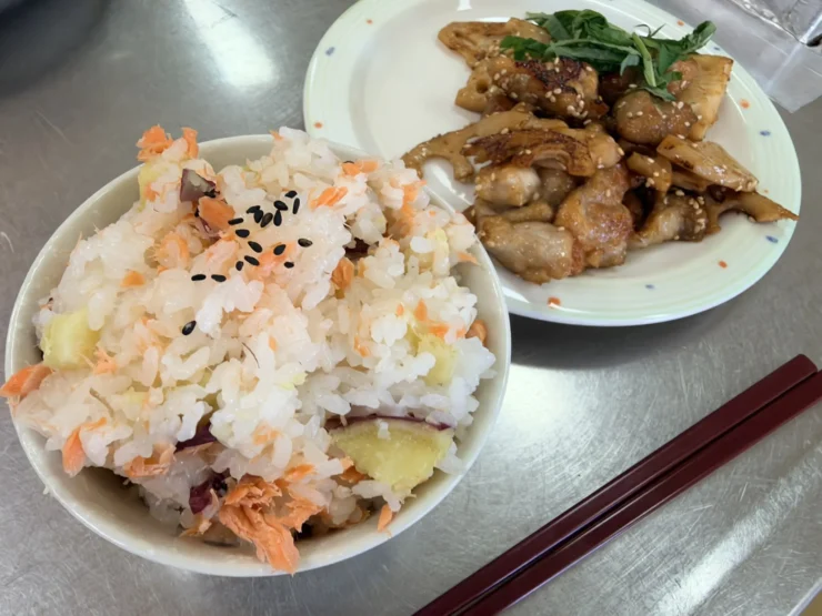鮭とさつまいもの炊き込みご飯と、鶏肉とれんこんの甘辛炒め