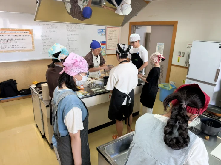 調理台ごとに分かれて、10月の献立を作る生徒たち