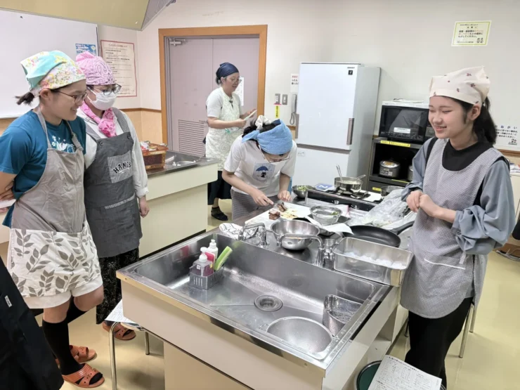調理台のまわりで笑顔を見せる生徒たち